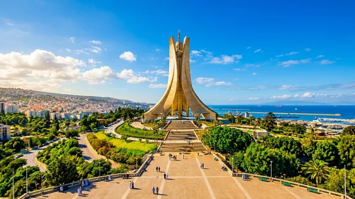 Monument des Martyrs (Maqam Echahid) et vue sur la baie d’Alger