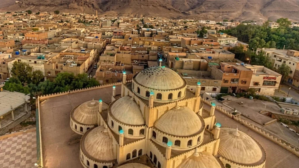L’emblématique mosquée aux coupoles de Bou Saâda dominant la ville et l’oasis