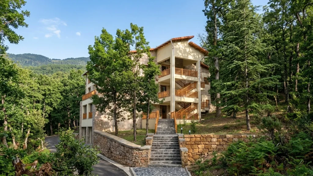 Auberge en bois et pierre au cœur de la forêt de Yakouren